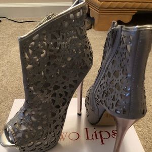 Silver platform peep toe.